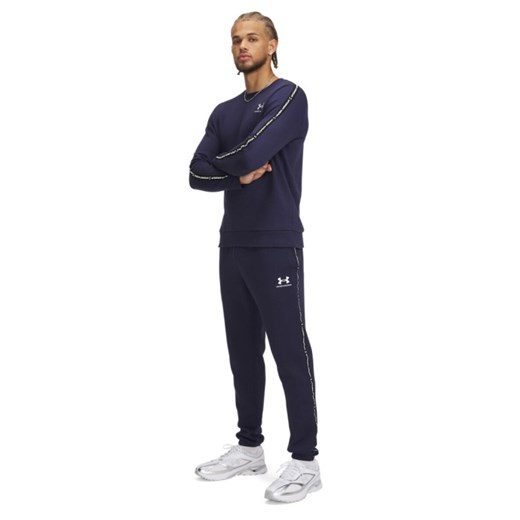 Męskie spodnie dresowe Under Armour UA Icon Fleece Jogger Taping - granatowe ze sklepu Sportstylestory.com w kategorii Spodnie męskie - zdjęcie 178253272