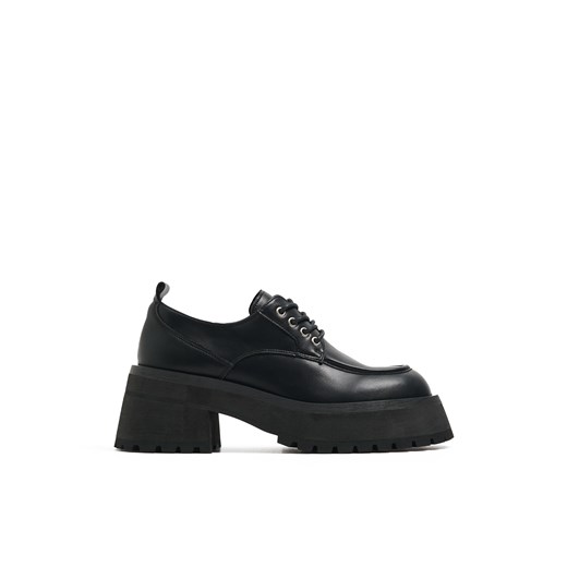 Cropp - Czarne sznurowane loafersy - czarny ze sklepu Cropp w kategorii Półbuty damskie - zdjęcie 178261552