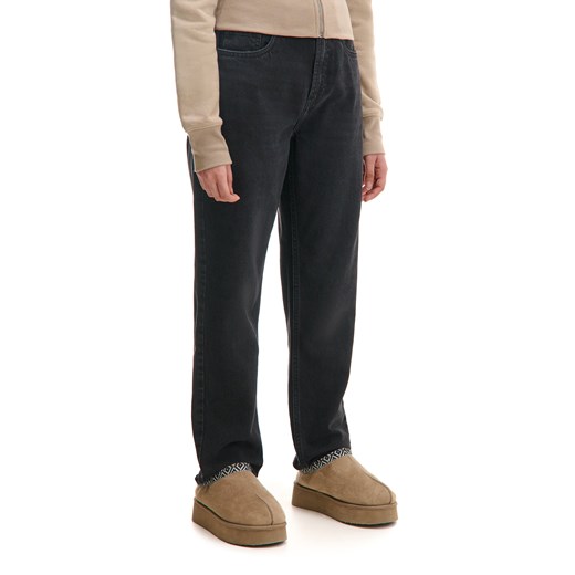 Cropp - Czarne jeansy mom z efektem sprania - czarny ze sklepu Cropp w kategorii Jeansy damskie - zdjęcie 178268193