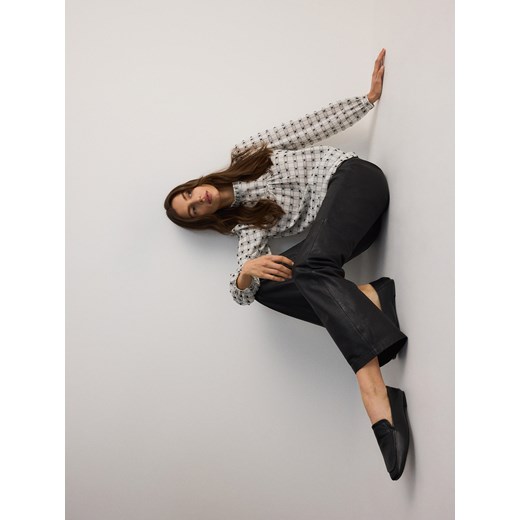 Bluzka damska Reserved wielokolorowa z okrągłym dekoltem z długim rękawem w abstrakcyjnym wzorze 