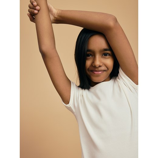 Reserved - Prążkowany t-shirt - złamana biel Reserved 122/128 (6-8 lat) Reserved