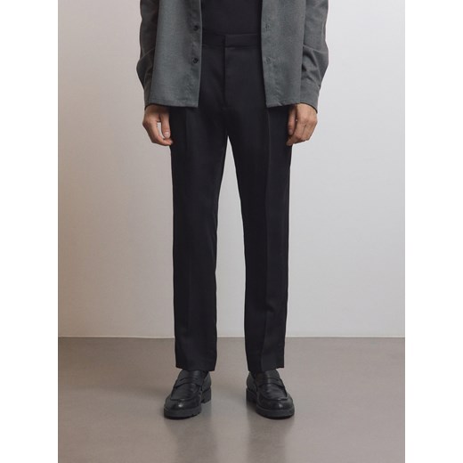 Reserved - Spodnie slim fit z zakładkami - czarny Reserved 48 Reserved promocja