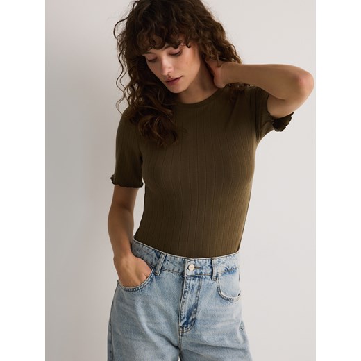 Reserved - Prążkowany t-shirt z dodatkiem wiskozy - oliwkowy ze sklepu Reserved w kategorii Bluzki damskie - zdjęcie 178283502