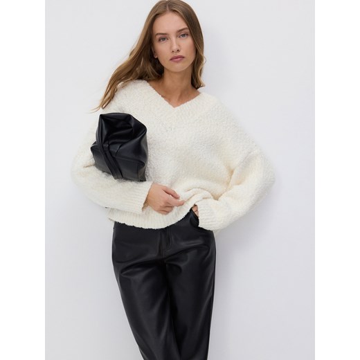 Reserved - Sweter z bukli z domieszką wełny - kremowy ze sklepu Reserved w kategorii Swetry damskie - zdjęcie 178284592