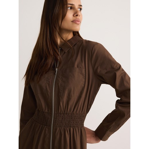 Sukienka Reserved z bawełny z kołnierzykiem z długimi rękawami rozkloszowana 