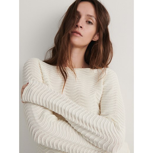 Reserved - Sweter ze strukturalnej dzianiny - złamana biel ze sklepu Reserved w kategorii Swetry damskie - zdjęcie 178291300