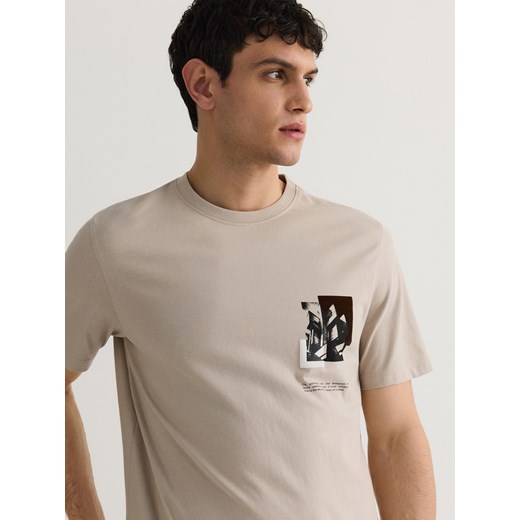 Reserved - T-shirt regular z nadrukiem - beżowy ze sklepu Reserved w kategorii T-shirty męskie - zdjęcie 178295590