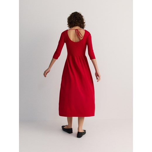 Reserved sukienka z długim rękawem rozkloszowana na spacer z poliamidu midi 