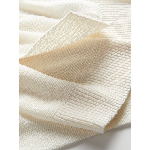 Sweter damski Reserved biały z okrągłym dekoltem 