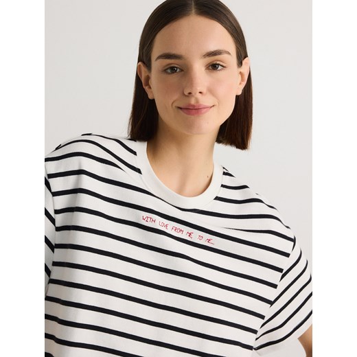 Reserved - T-shirt z haftowanym napisem - kremowy Reserved S Reserved