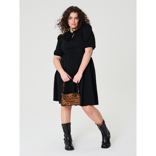 Sukienka Sinsay z okrągłym dekoltem z krótkim rękawem 