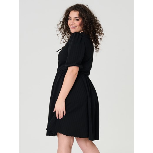 Sukienka Sinsay z krótkim rękawem mini z okrągłym dekoltem 