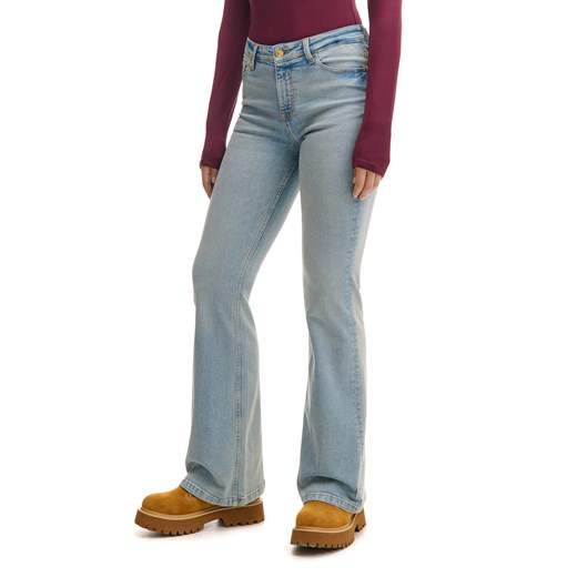 Cropp - Jasnoniebieskie jeansy flare z efektem sprania - niebieski ze sklepu Cropp w kategorii Jeansy damskie - zdjęcie 178368394