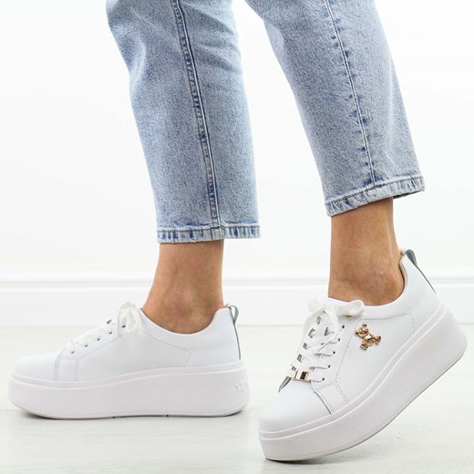 Białe skórzane sneakersy damskie na platformie Filippo Dp6246/25 ze sklepu suzana.pl w kategorii Trampki damskie - zdjęcie 178389123