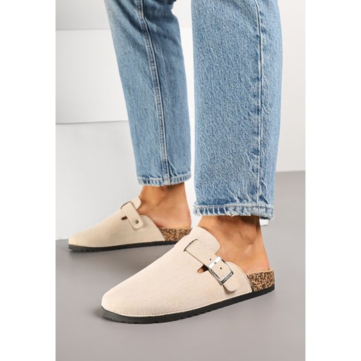 Beżowe Klapki Chodaki z Imitacji Zamszu z Klamrą Aklinera ze sklepu born2be.pl w kategorii Klapki damskie - zdjęcie 178435741