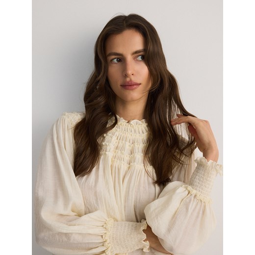 Reserved - Bluzka z wiskozy - złamana biel ze sklepu Reserved w kategorii Bluzki damskie - zdjęcie 178499583