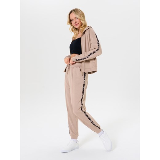Sinsay - Spodnie dresowe soft touch z ozdobnymi lampasami w panterkę - Sinsay M Sinsay