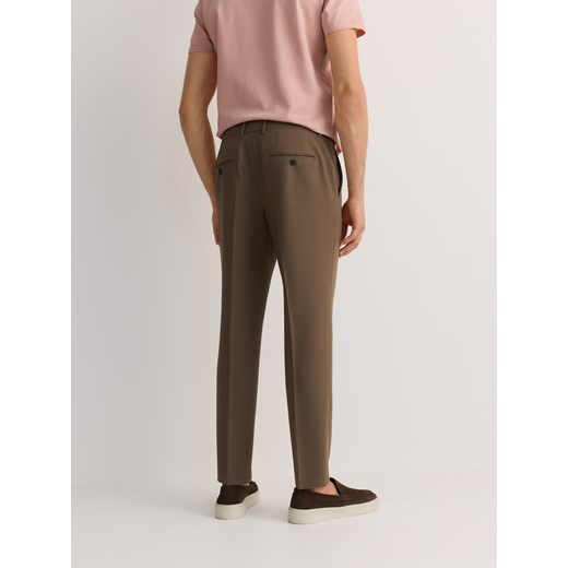 Reserved - Spodnie chino slim z wiskozą - brązowy Reserved 33 Reserved