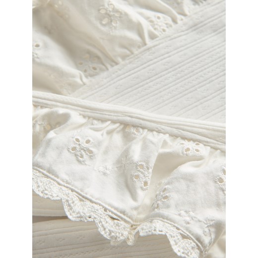 Reserved - Prążkowana koszulka z falbaną - złamana biel Reserved 122 (6-7 lat) Reserved