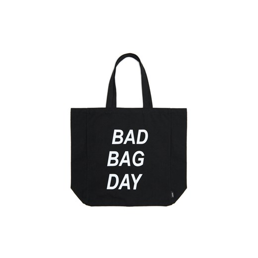 Cropp - Czarna torba shopper z tekstowym nadrukiem - czarny ze sklepu Cropp w kategorii Torby materiałowe - zdjęcie 178544570