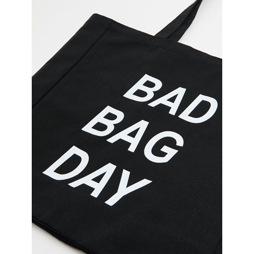 Cropp - Czarna torba shopper z tekstowym nadrukiem - czarny Cropp Uniwersalny Cropp