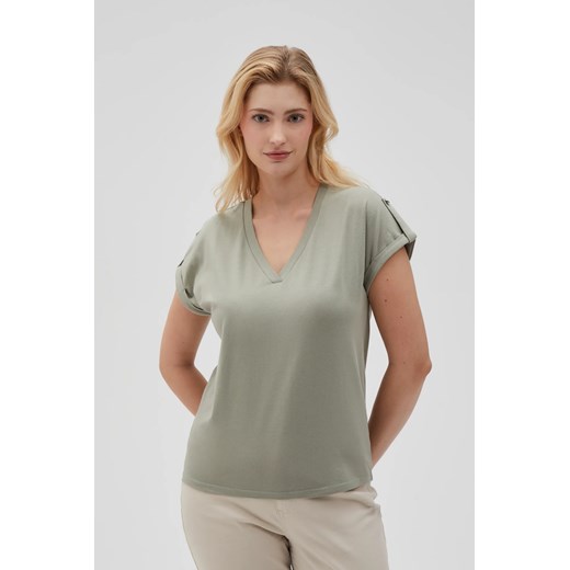 Gładki t-shirt z dekoltem w serek oliwkowy ze sklepu Moodo.pl w kategorii Bluzki damskie - zdjęcie 178545993