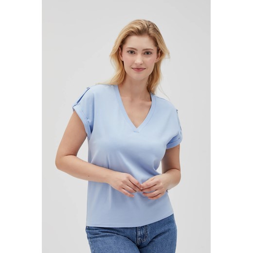 Gładki t-shirt z dekoltem w serek błękitny ze sklepu Moodo.pl w kategorii Bluzki damskie - zdjęcie 178546102