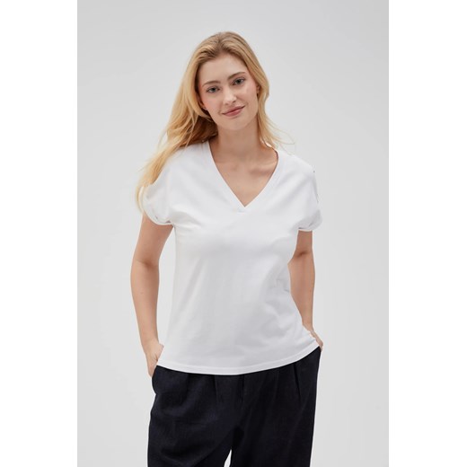 Gładki t-shirt z dekoltem w serek biały ze sklepu Moodo.pl w kategorii Bluzki damskie - zdjęcie 178546140