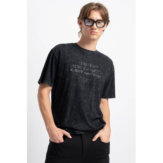 Czarny t-shirt z efektem acid wash z nadrukiem z przodu, rozmiar - 146, kolor - srebrny ze sklepu REPORTER w kategorii T-shirty chłopięce - zdjęcie 178566080