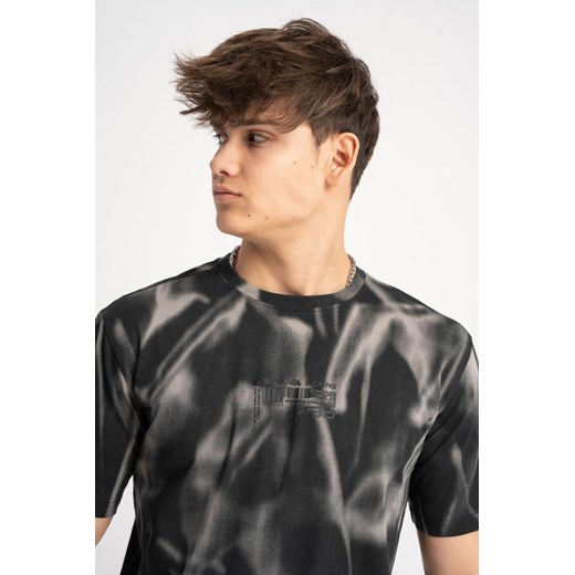 Czarny t-shirt z nadrukiem na całości, kolor - czarny, rozmiar - 140 ze sklepu REPORTER w kategorii T-shirty chłopięce - zdjęcie 178566654