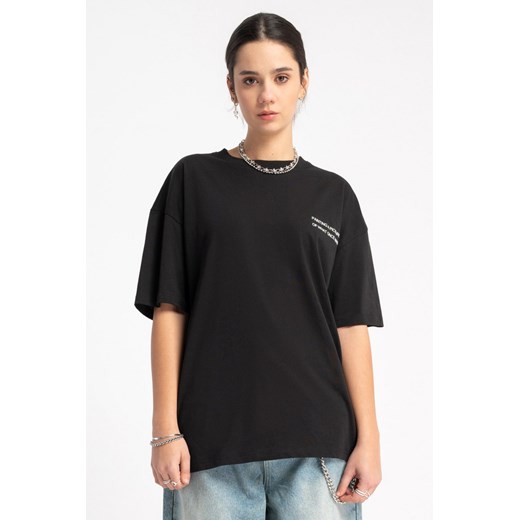 Czarny t-shirt z autorską grafiką w kontrastowym kolorze z tyłu, kolor - czarny, rozmiar - 140 ze sklepu REPORTER w kategorii Bluzki dziewczęce - zdjęcie 178566723