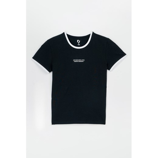 Czarny t-shirt z białą lamówką i wypukłym nadrukiem na wysokości piersi, kolor - wyprzedaż Young Reporter