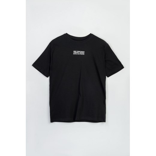 Czarny t-shirt z minimalistycznym nadrukiem z przodu, rozmiar - 146, kolor - Young Reporter wyprzedaż