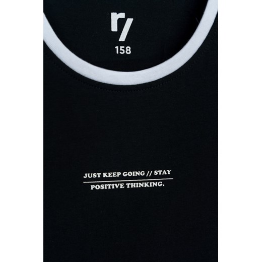 Czarny t-shirt z białą lamówką i wypukłym nadrukiem na wysokości piersi, kolor - wyprzedaż Young Reporter