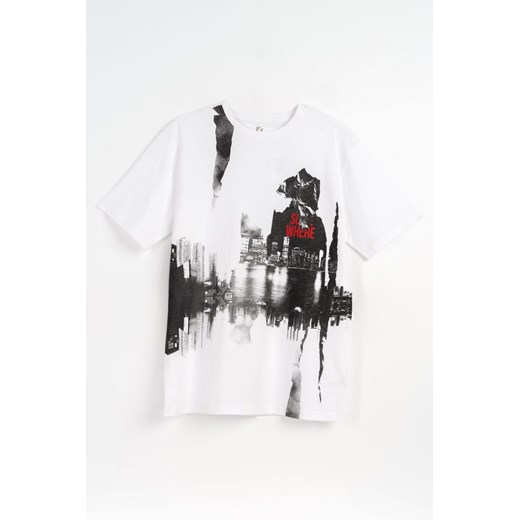 Biały t-shirt z kontrastową grafiką z przodu, rozmiar - 146, kolor - biały okazyjna cena Young Reporter