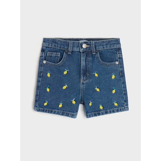 Sinsay - Szorty jeansowe z haftowanymi owocami - granatowy Sinsay 110 Sinsay