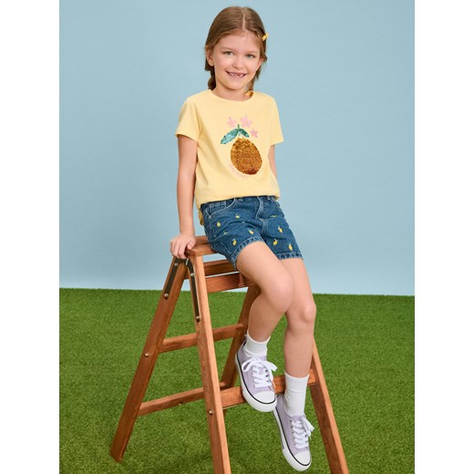 Sinsay - Szorty jeansowe z haftowanymi owocami - granatowy Sinsay 104 Sinsay