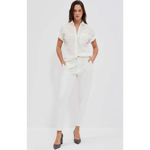 Gładka koszula damska z kieszonką w kolorze białym 4022, Kolor biały, Rozmiar S, Moodo ze sklepu Intymna w kategorii Koszule damskie - zdjęcie 178580454