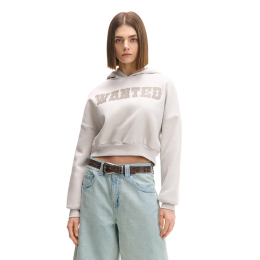 Cropp - Szara bluza z kapturem i napisem WANTED - jasny szary ze sklepu Cropp w kategorii Bluzy damskie - zdjęcie 178587843