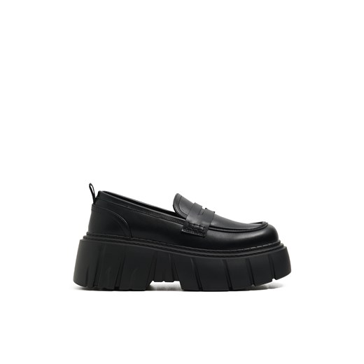 Cropp - Matowe czarne loafersy - czarny ze sklepu Cropp w kategorii Mokasyny damskie - zdjęcie 178591260