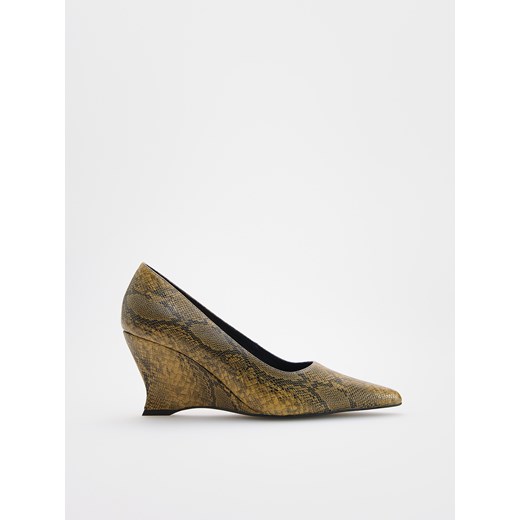 Reserved - Buty na koturnie ze zwierzęcym wzorem - wielobarwny ze sklepu Reserved w kategorii Czółenka - zdjęcie 178591813
