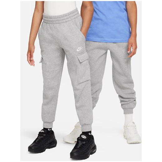 Bojówki dla dużych dzieci Nike Sportswear Club Fleece - Szary ze sklepu Nike poland w kategorii Spodnie chłopięce - zdjęcie 178602101