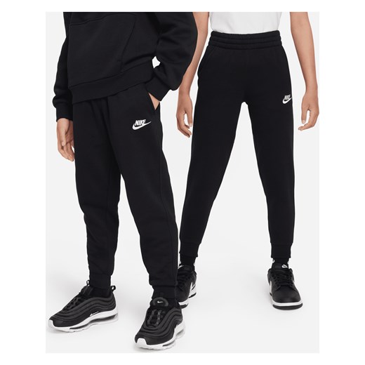 Joggery dla dużych dzieci Nike Sportswear Club Fleece - Czerń ze sklepu Nike poland w kategorii Spodnie chłopięce - zdjęcie 178602280