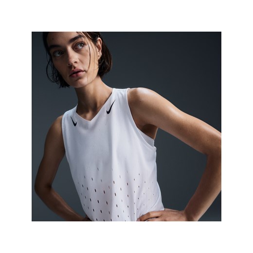 Damska koszulka bez rękawów do biegania Dri-FIT ADV Nike AeroSwift - Biel ze sklepu Nike poland w kategorii Bluzki damskie - zdjęcie 178602410