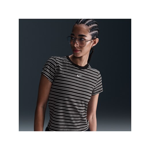 Damski dopasowany T-shirt w paski Nike Sportswear Chill Knit - Czerń ze sklepu Nike poland w kategorii Bluzki damskie - zdjęcie 178602613