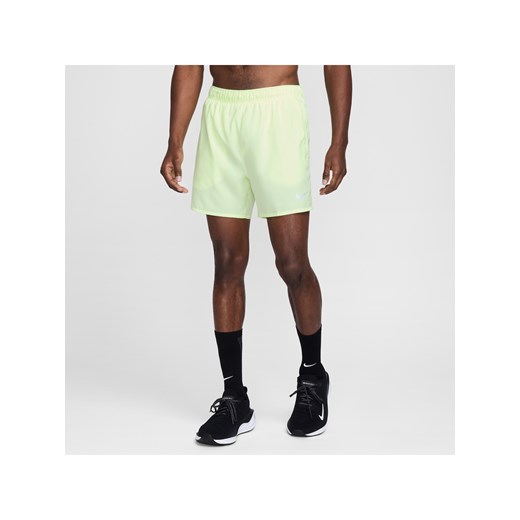Męskie spodenki do biegania z wszytą bielizną Dri-FIT Nike Challenger 13 cm - Żółty ze sklepu Nike poland w kategorii Spodenki męskie - zdjęcie 178602660