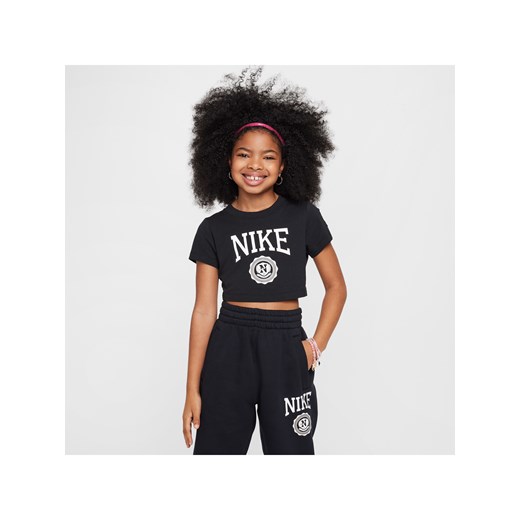 T-shirt o skróconym kroju dla dużych dzieci (dziewcząt) Nike Sportswear - Czerń ze sklepu Nike poland w kategorii Bluzki dziewczęce - zdjęcie 178602693