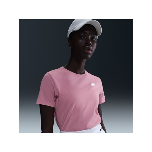 T-shirt damski Nike Sportswear Club Essentials - Różowy ze sklepu Nike poland w kategorii Bluzki damskie - zdjęcie 178602730