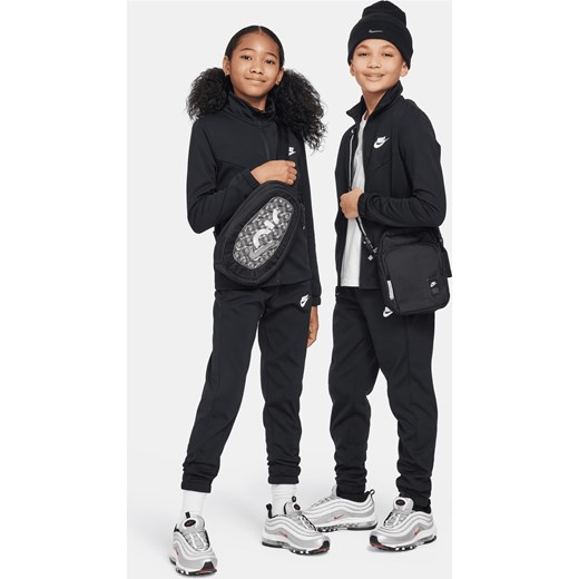 Dres dla dużych dzieci Nike Sportswear - Czerń ze sklepu Nike poland w kategorii Dresy dziewczęce - zdjęcie 178602812