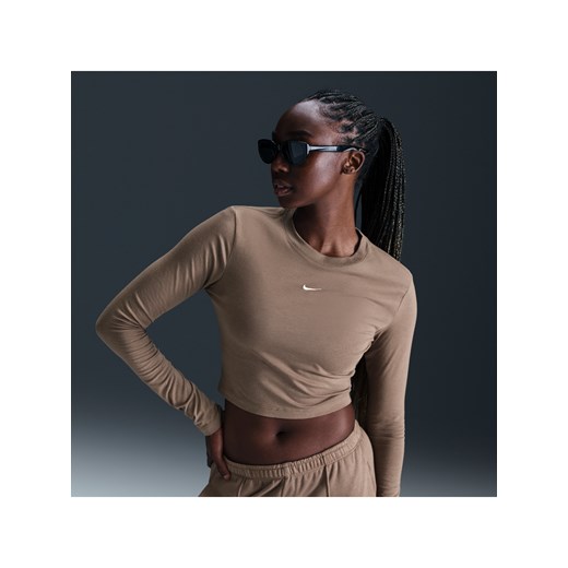 Damska dopasowana koszulka z długim rękawem o skróconym kroju Nike Sportswear Chill Knit - Brązowy ze sklepu Nike poland w kategorii Bluzki damskie - zdjęcie 178602863